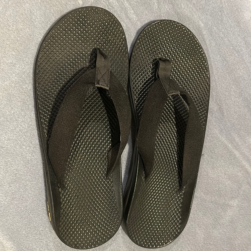 Like New Mens 10 Black Chaco Flip Flops